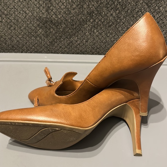 NWOB Fiona Tan Heels With tassels - Picture 2 of 6